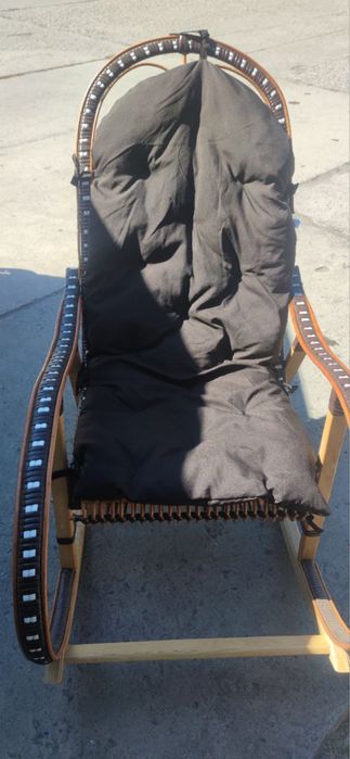 Кресло качалка с подушкой