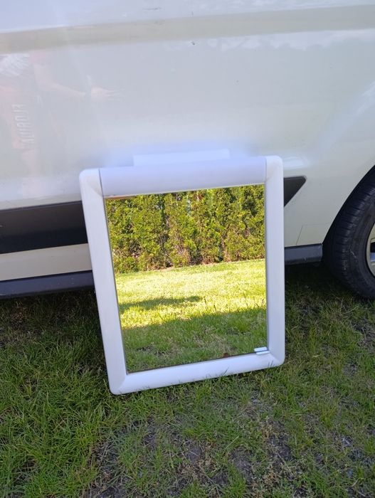 Kamperowa podświetlana pułka z lustrem.