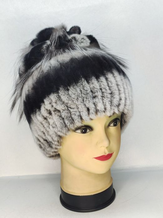 Шапки хутряні жіночі розпродаж вітрина.