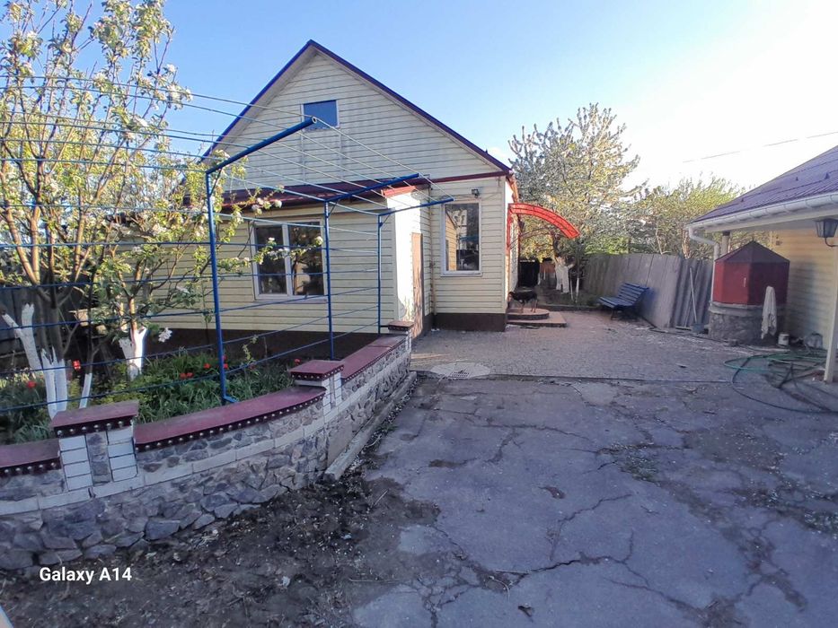 Будинок в самому центрі селища Рокитне Київської області