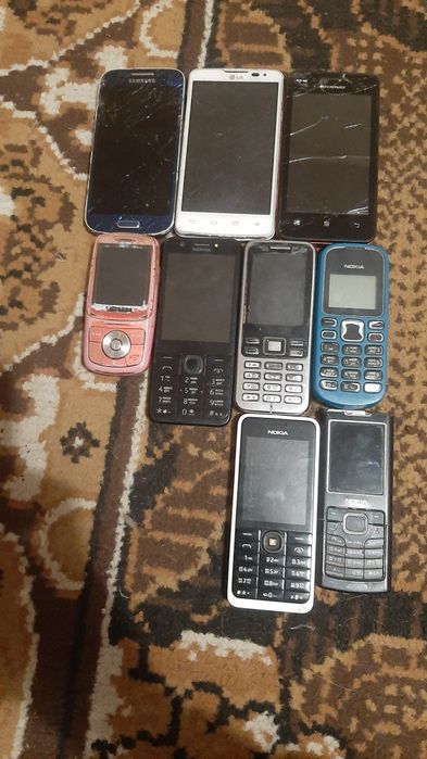 Старі телефони і батареї