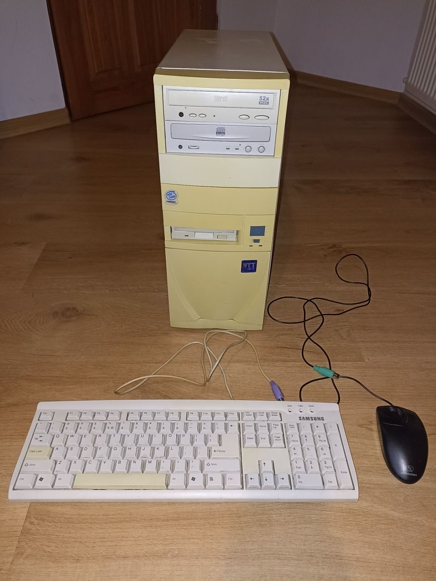Stary komputer Windows 98, procesor 600mhz , 256 ram, dysk 9.5gb, gpu8