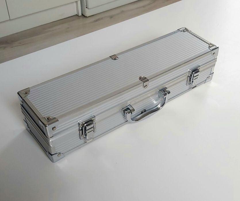 Zestaw do grillowania w metalowej walizce