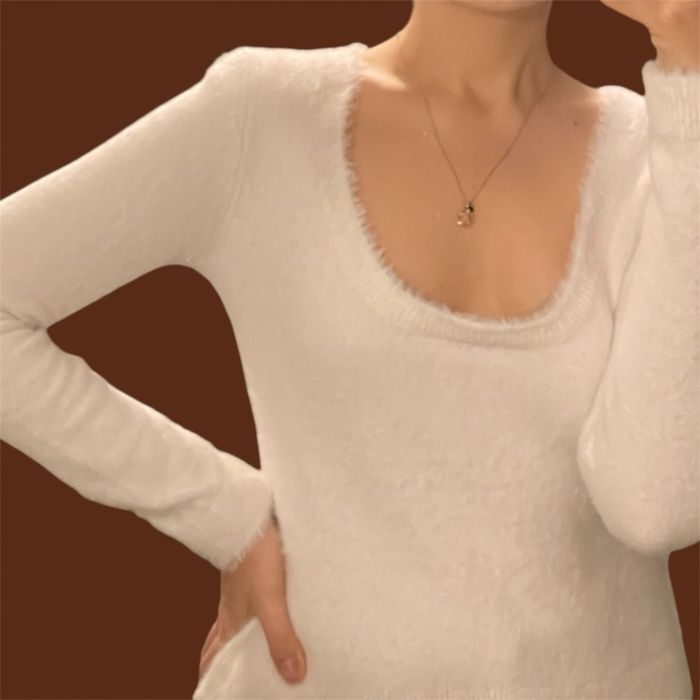 Śmietankowy kremowy futrzasty włochaty sweterek z głębszym dekoltem