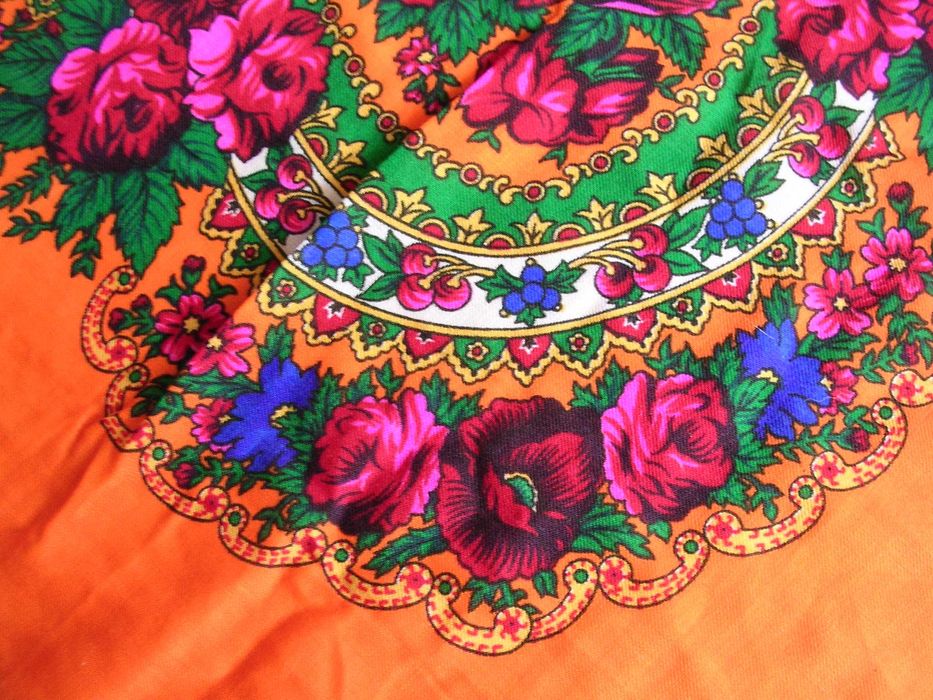 Stara chusta narzuta w kwiaty