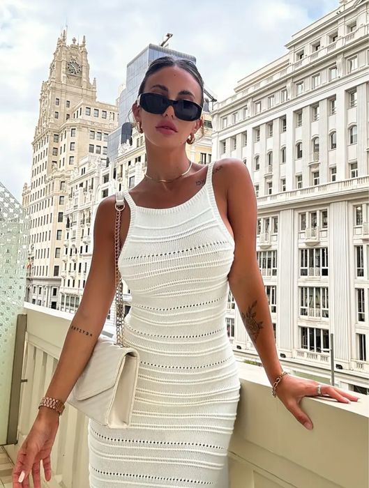Нереально красива пляжна біла жіноча сукня