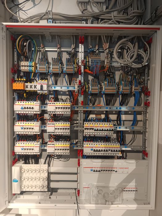 Kompleksowy montaż instalacji elektrycznych