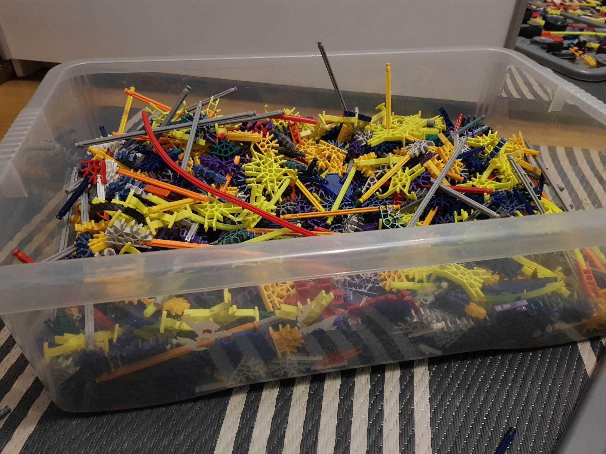 klocki K'nex - pudło zawierające kilka zestawów