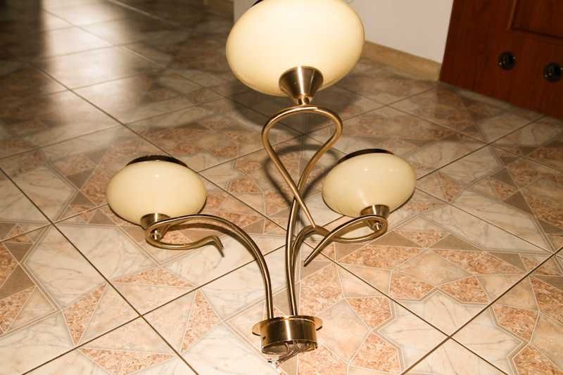 Ładny żyrandol i lampka nocna