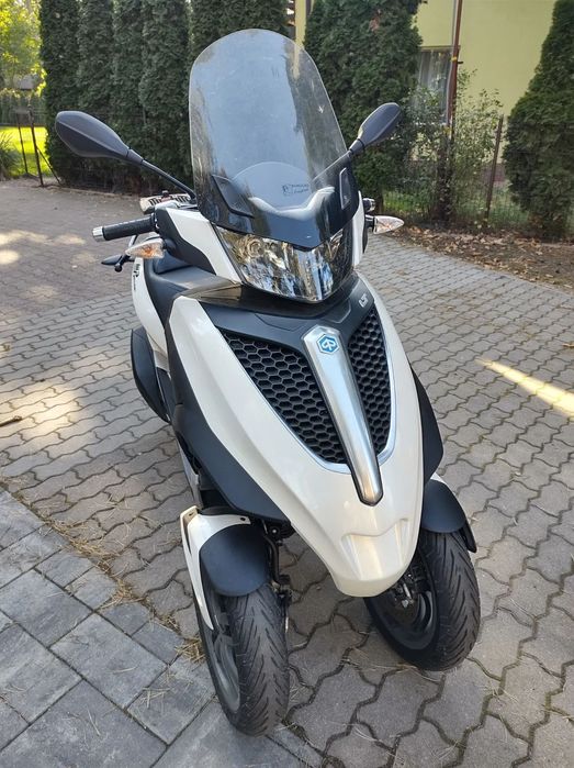 Piaggio MP-3 Wersja yurban piękny perłowy kolor. Można jeździć na Kategorie B