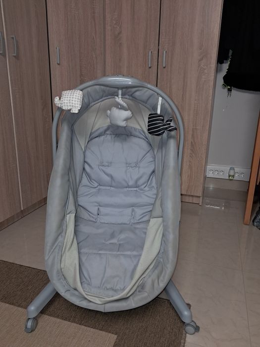 Baby Hug 4 em 1 está equipado com um arco eletrónico de brinquedos