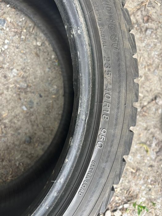 Продам зимнюю резину.235/ 40 18