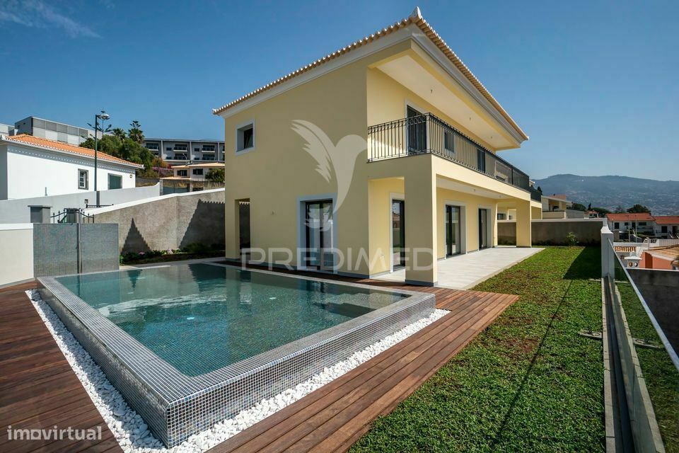 Moradia de luxo com piscina e vista mar