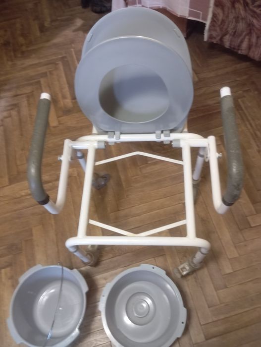 Кресло-туалет з откидним сидінням ,(Італія).