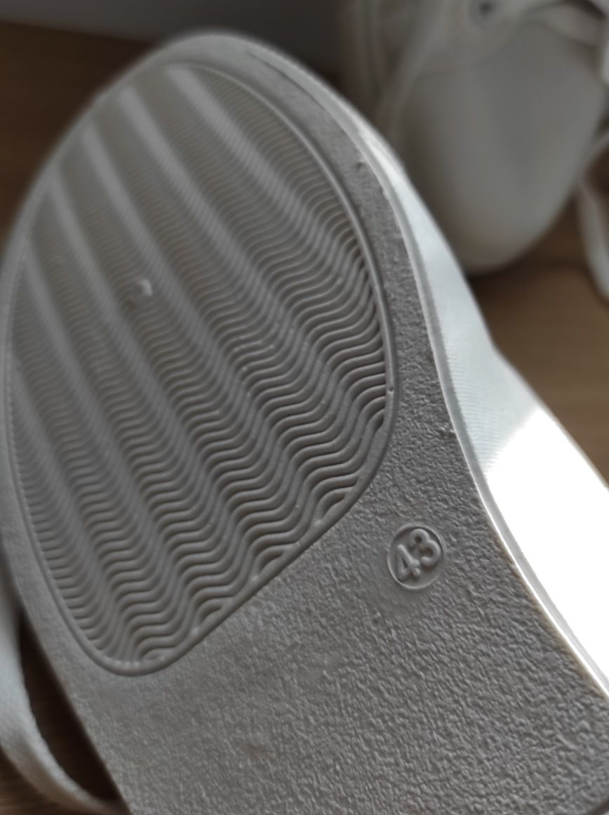 Nowe nieużywane buty sportowe 43 białe, OKAZJA !