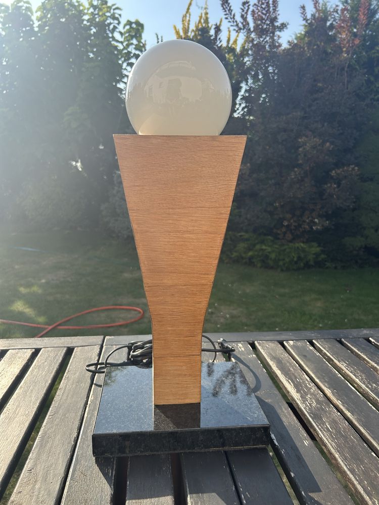 Lampa stojąca z kamienną podstawą i drewnianym trzonem