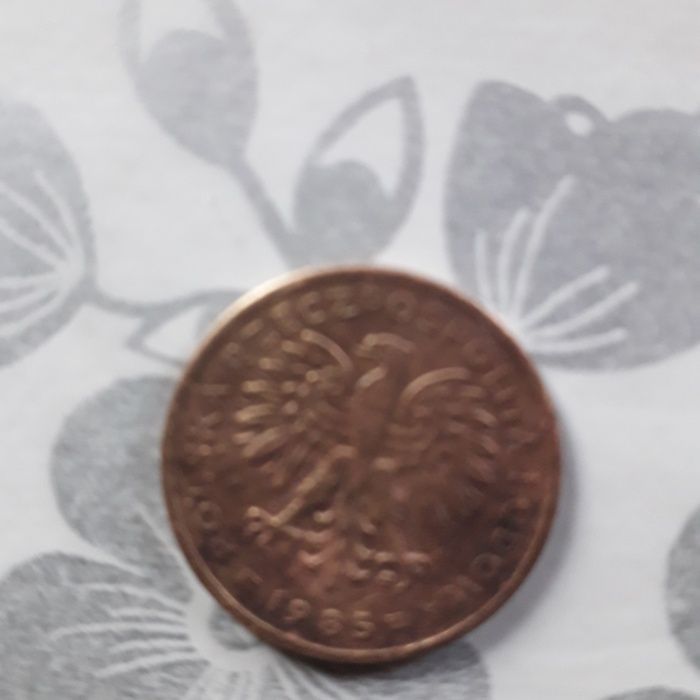 Moneta 2 złotowa z 1985 roku.