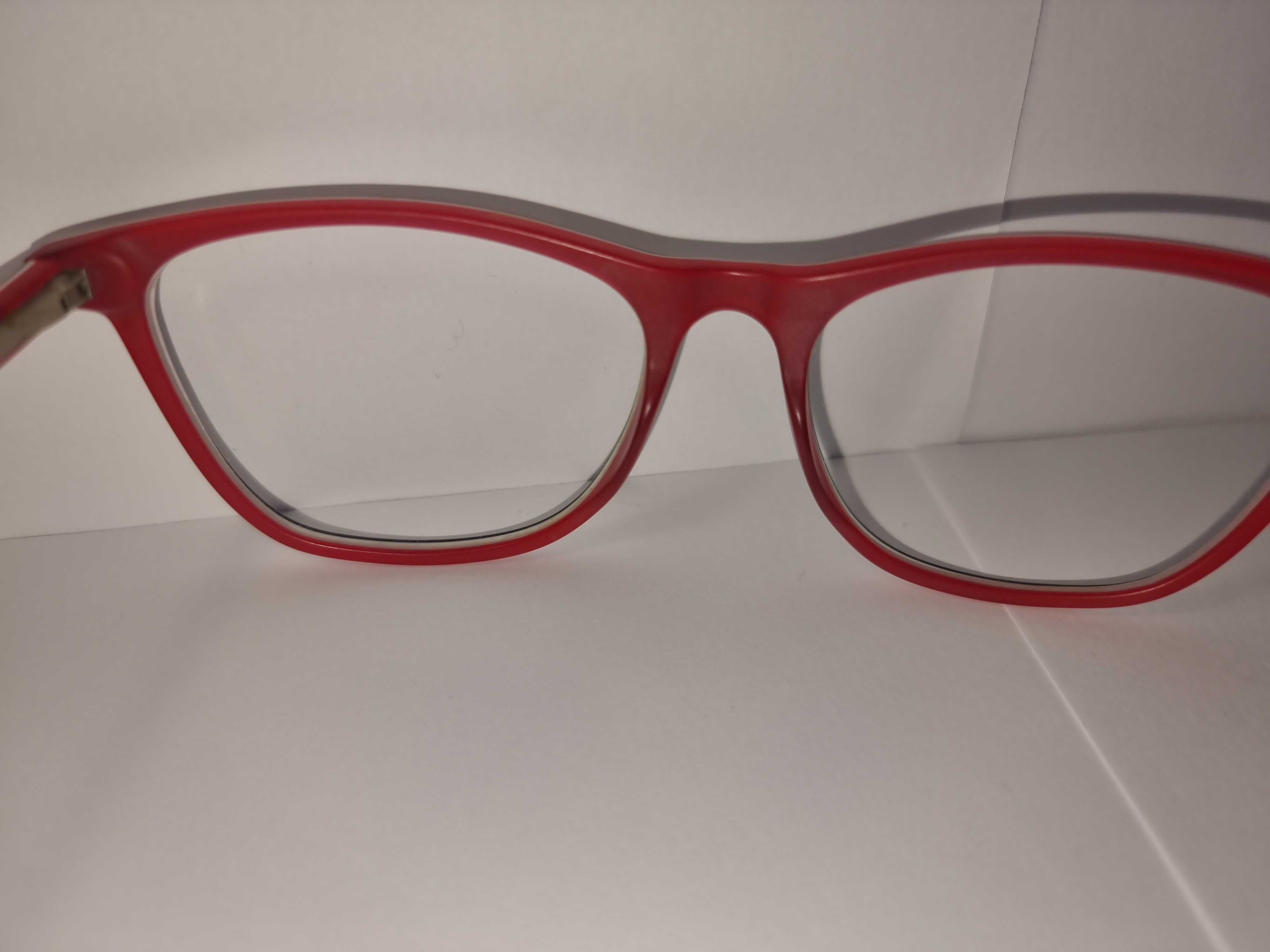 Жіночі окуляри для відновлення зору