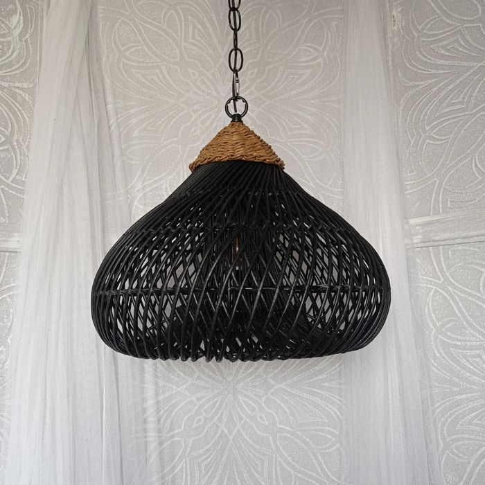 Світильники із лози ручної роботи.