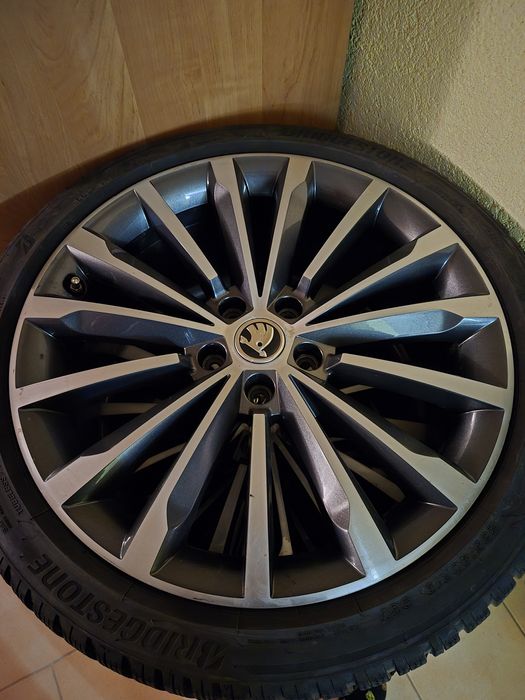 Felgi 19 Skoda  Superb Octavia Trinity z oponami Bridgestone 235/40/19