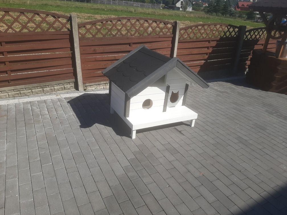 Buda dla kota z wiatrołapem