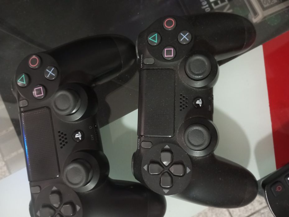 PS 4 com jogos e comandos