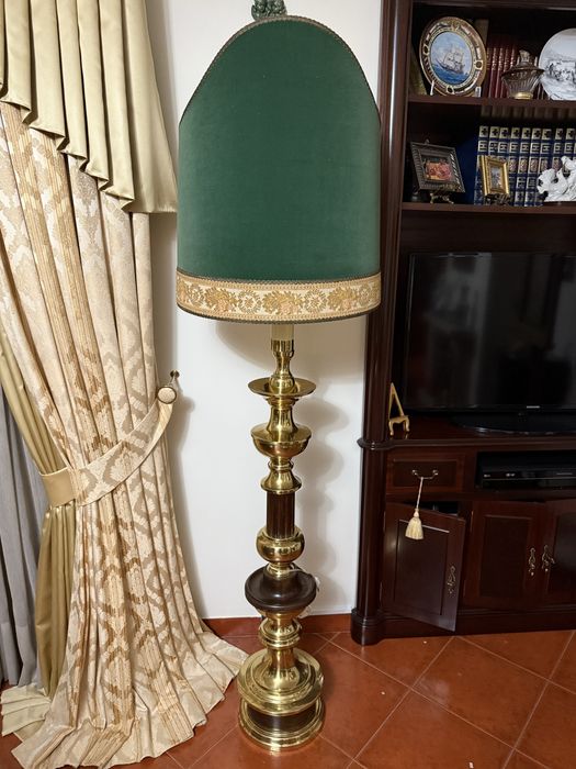 Candeeiro de pé dourado e verde