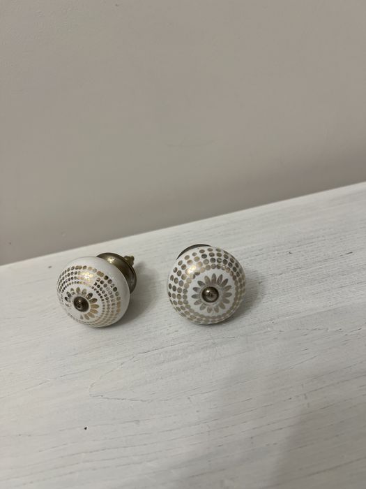 Uchwyty meblowe gałki biale ze złotym/srebrnym motywem