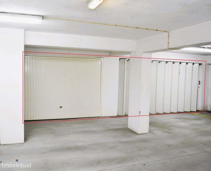 Garagem à Venda 33m2 – Ampla, Segura e com Dois Portões Independentes