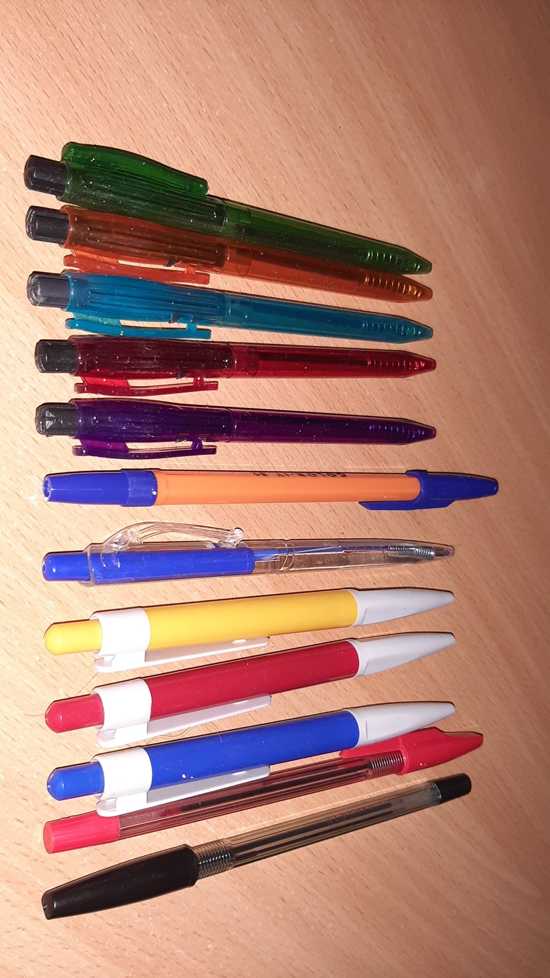 Ручки для письма різні