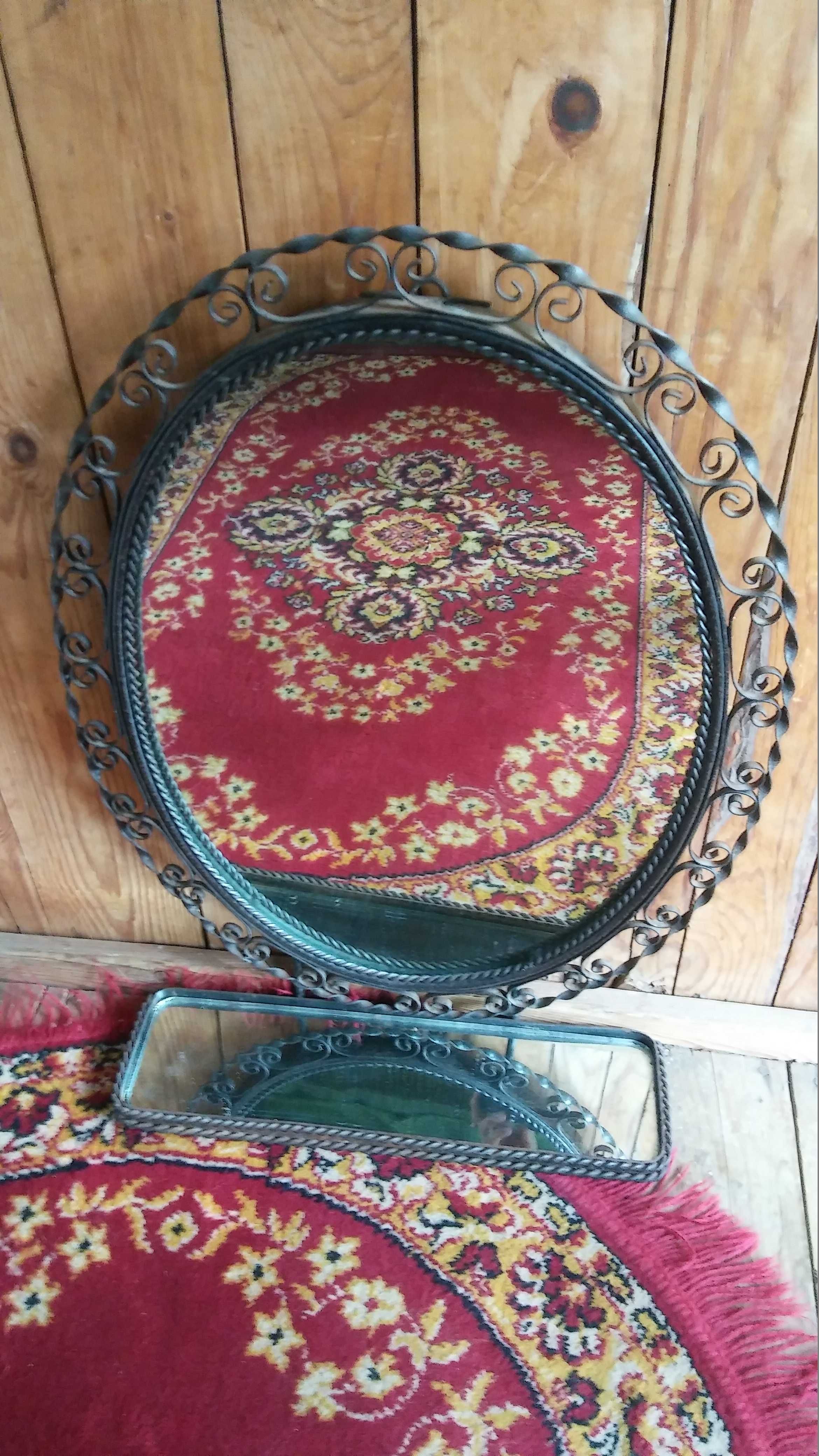 Lustro w metalowej ramie