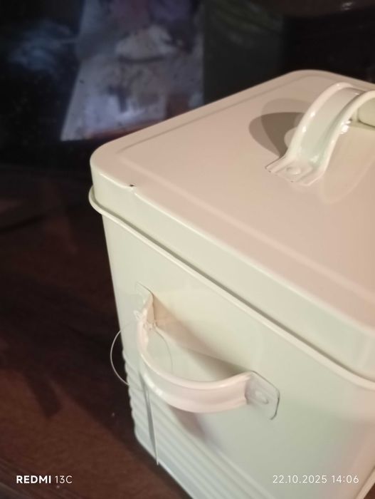 Pojemnik na karmę dla kota Puszka na chrupki przysmak-METAL-Lesser&Pav