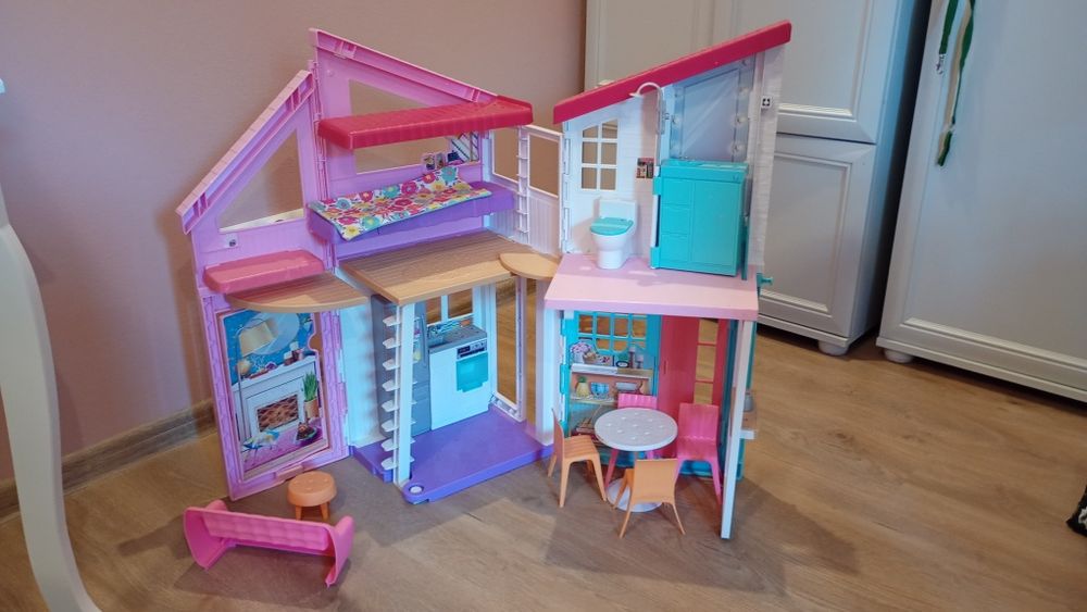 Domek dla lalek Barbie piętrowy z mebelkami i wyposażeniem