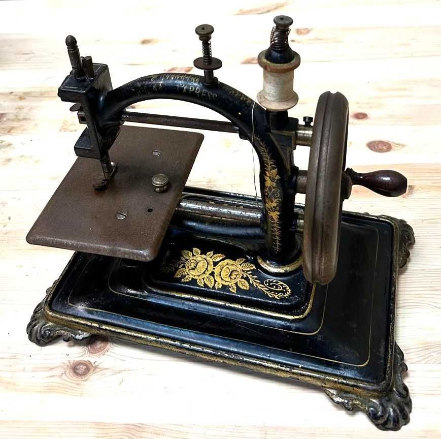 Maquina de costura antiga,de mesa, miniatura, a funcionar