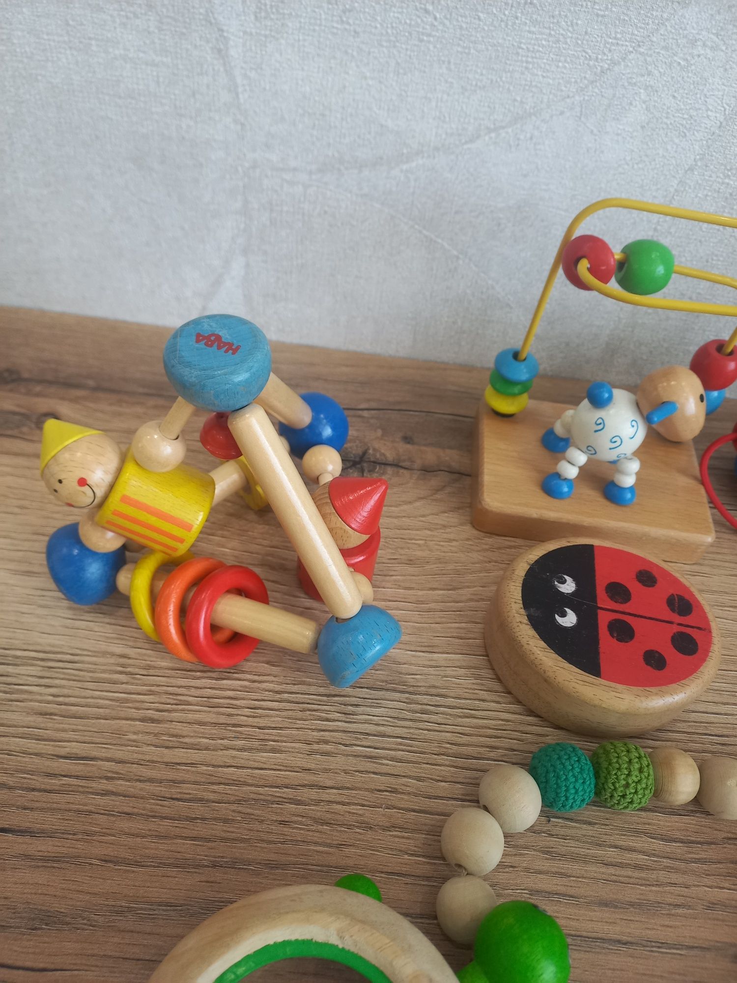 Лот дерев'яних якісних іграшок для малюків.