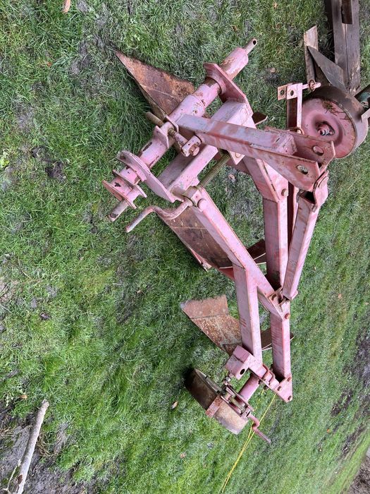 продам плуг трьохкорпусний