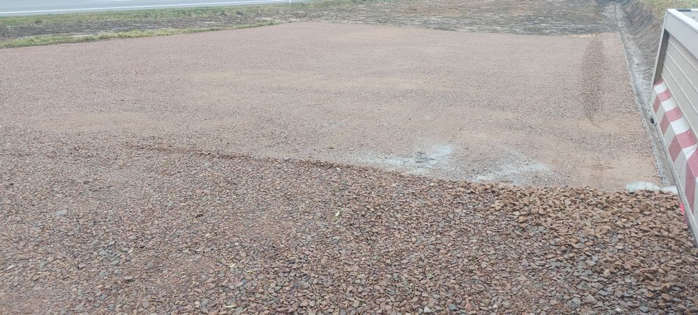 Utwardzenia dróg dojazdowych ,parkingów, pod kostkę