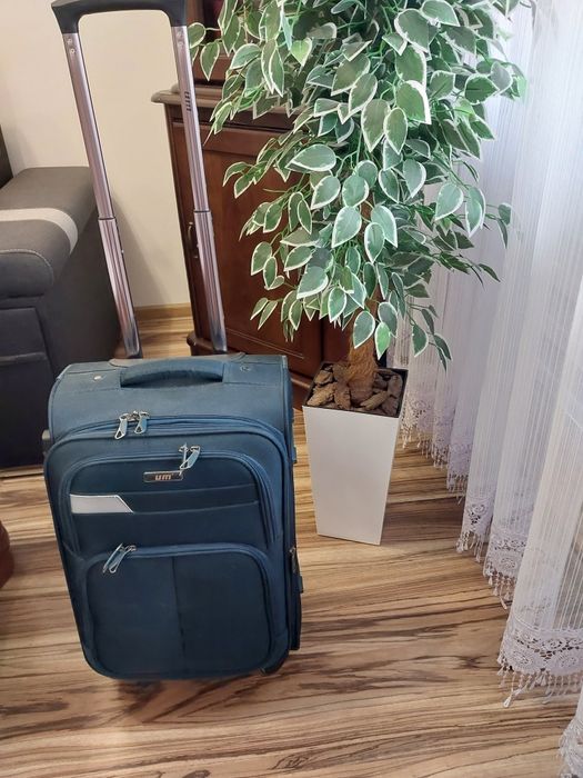 Duża walizka na kółkach