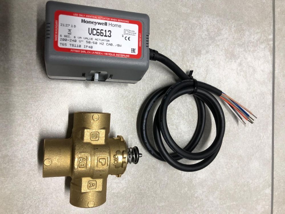 Zawór trójdrożny z siłownikiem Honeywell VC6613