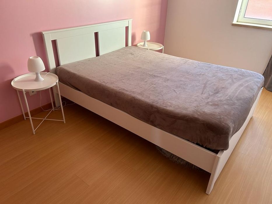 2 Mesas de cabeceira e 2 candeiros