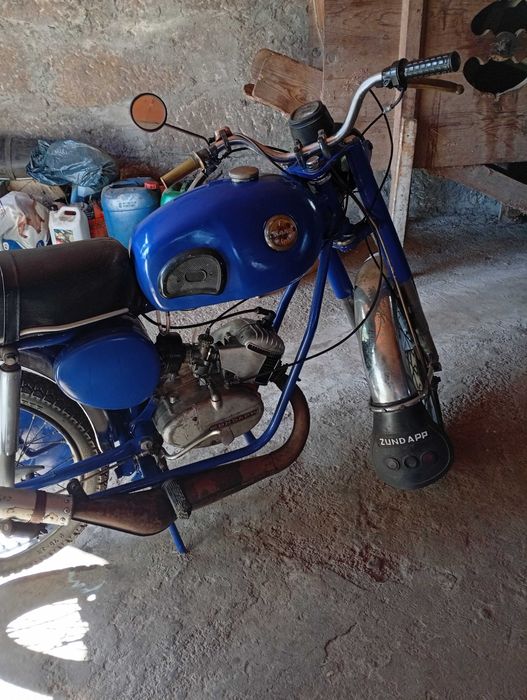 Moto antiga com documentos novos a trabalhar