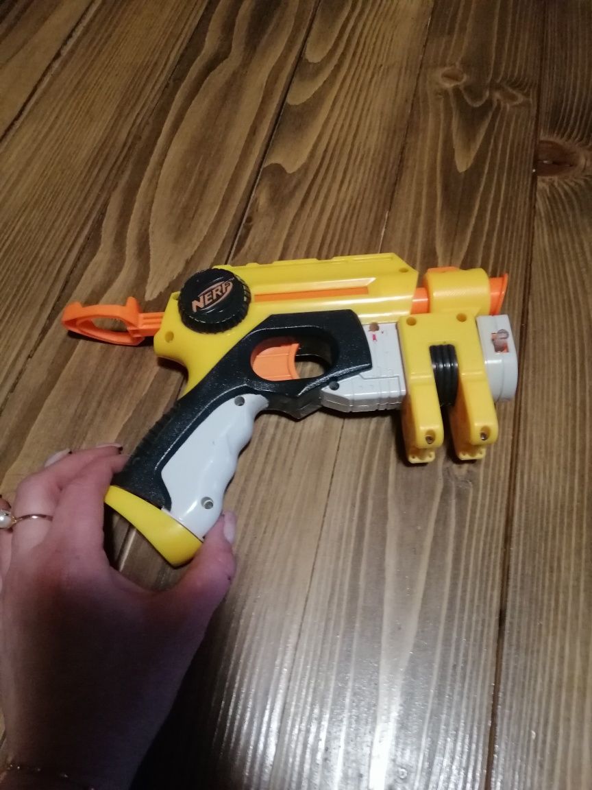 Два бластери    nerf