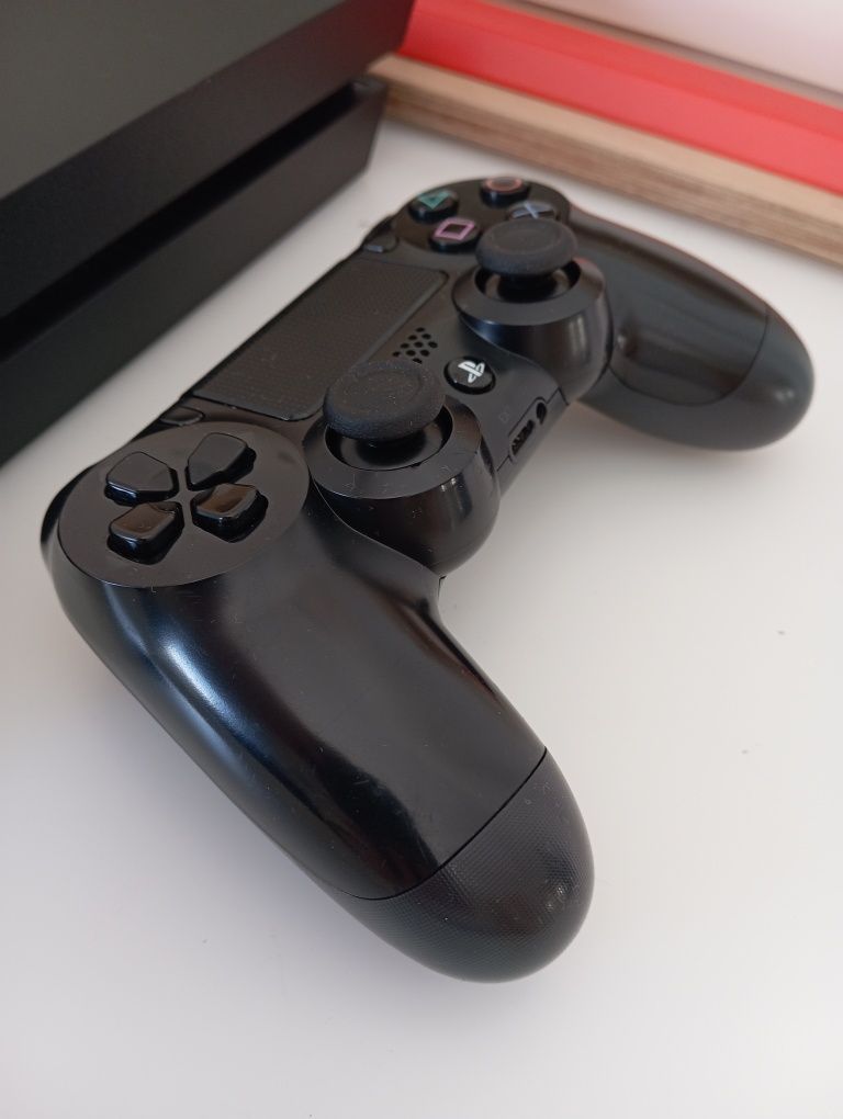 PS4 1TB + Comando (com garantia)