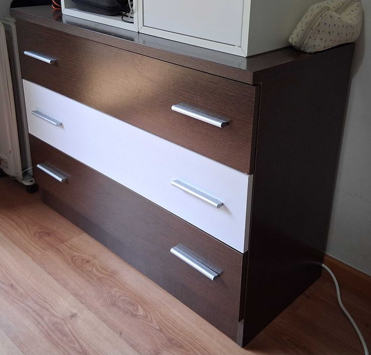 Cómoda em madeira castanha e branco