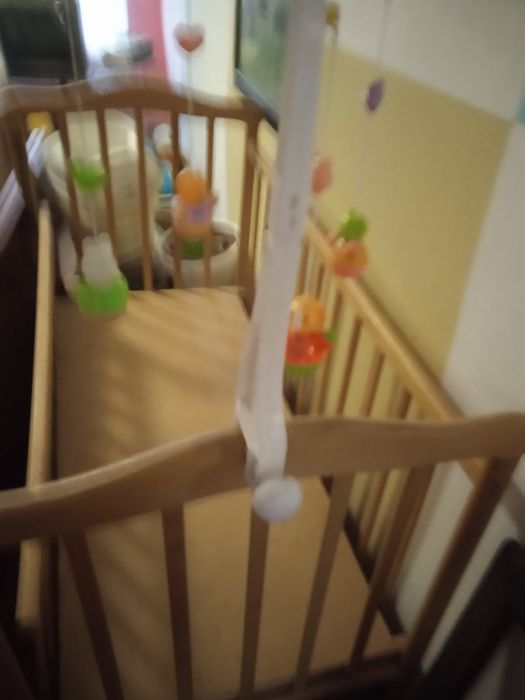 Дитяче дерев'яне ліжко та іграшки