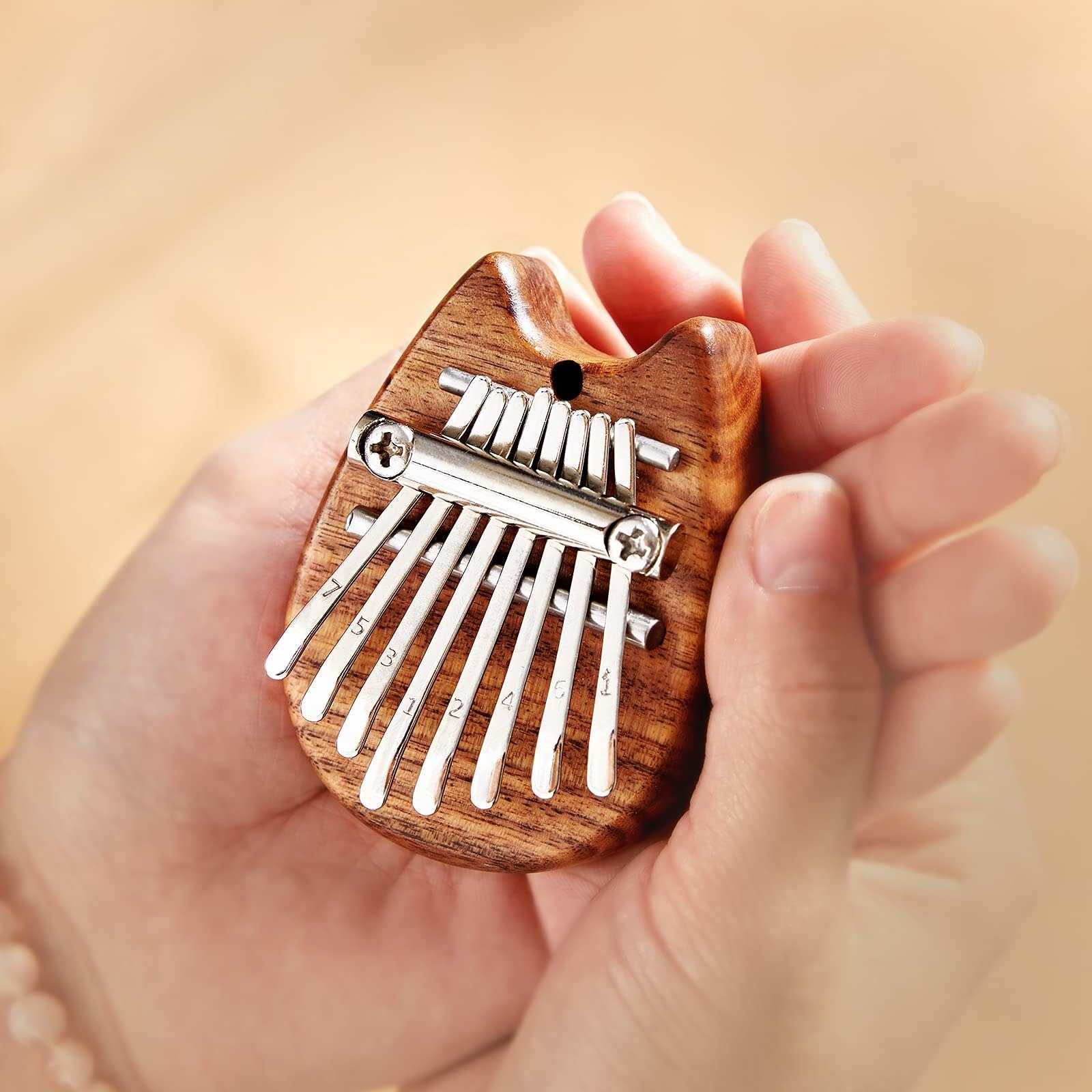 Mini Kalimba mały instrument afrykański w kształcie kota ze smyczą