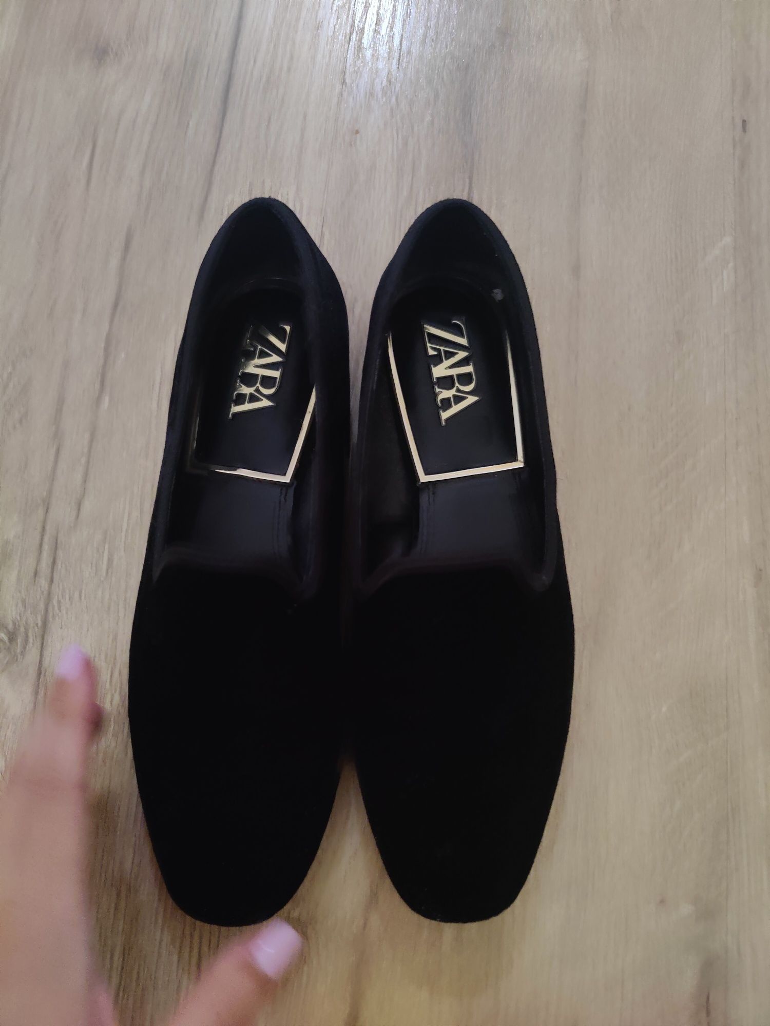 Loafers pretos de suede da Zara