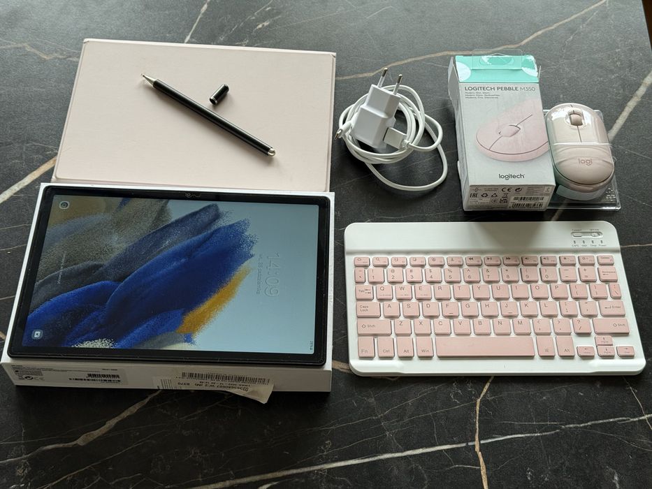 Tablet Samsung Galaxy Tab A8 z akcesoriami
