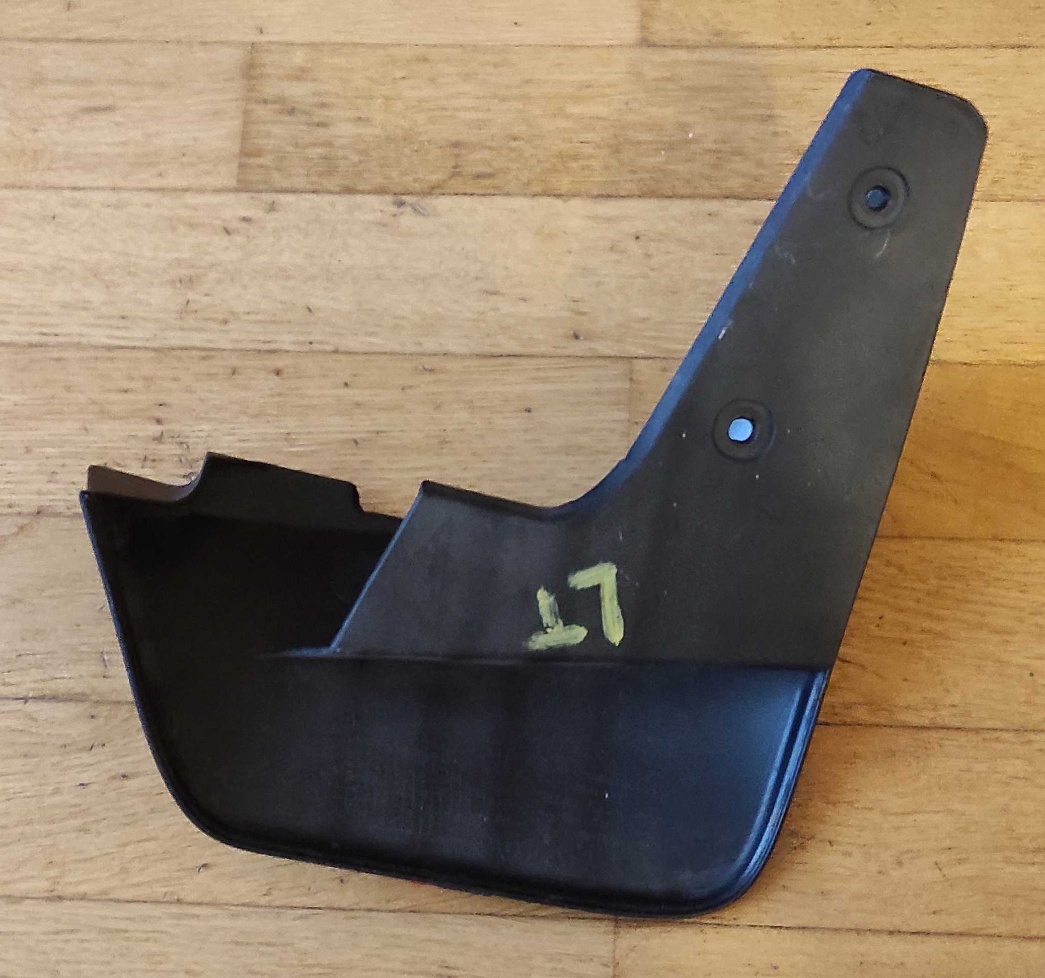 Chlapacz tylny - lewy TOYOTA AURIS I 2006 - 2009 ROK