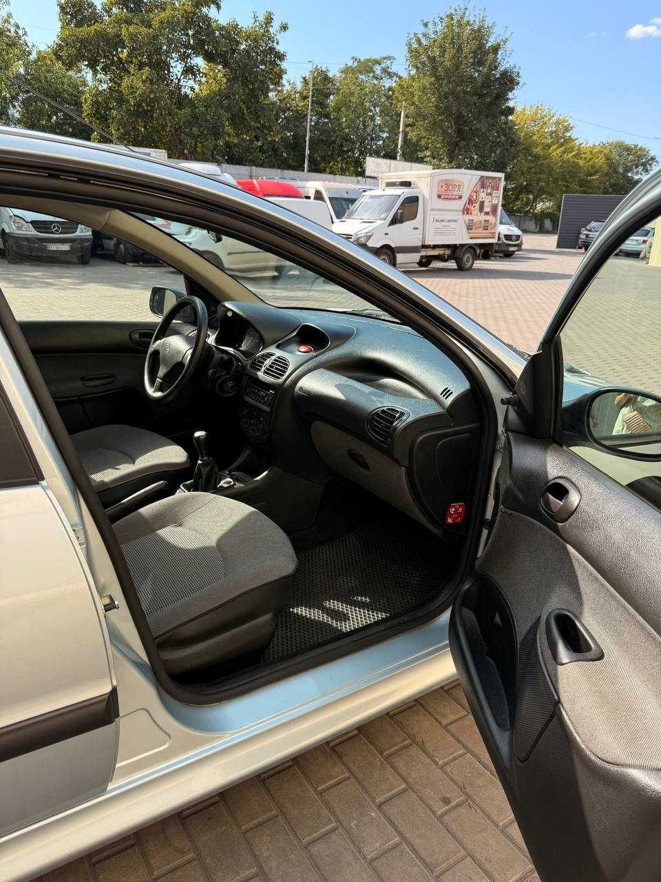 Продам Peugeot 206  2010 р.в. з пробігом 49000 км. !